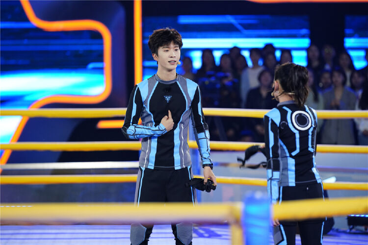 热血对决！两队竞技激烈，赛场上火花四射(热血对抗)