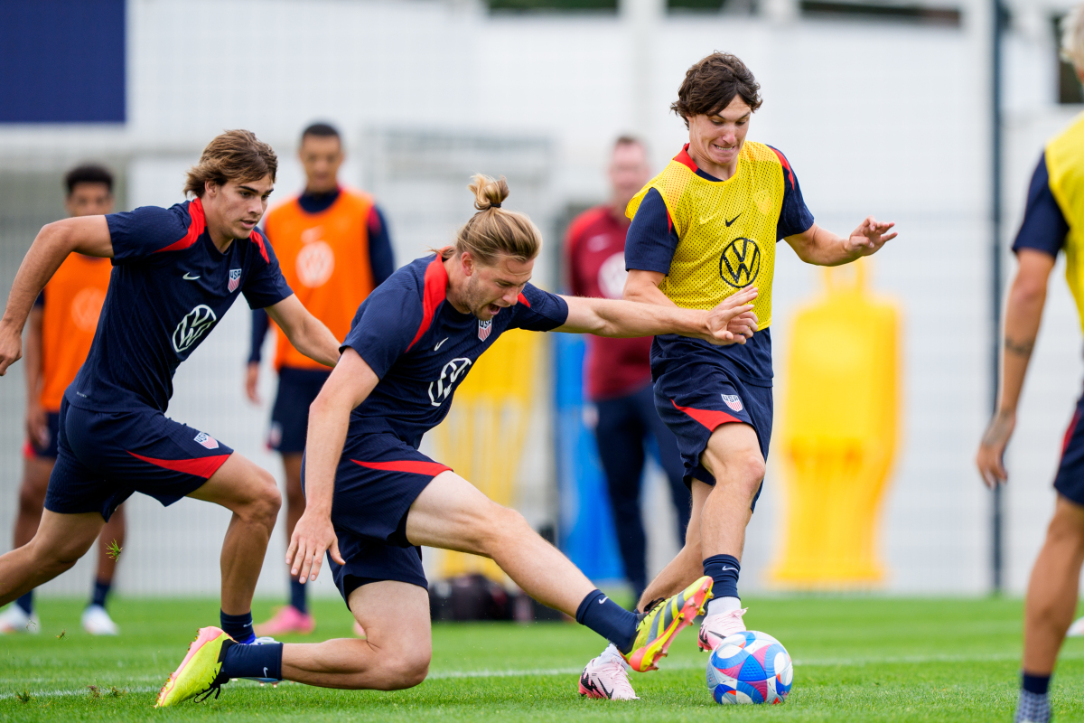 热血对决！两队竞技激烈，赛场上火花四射(热血对抗)