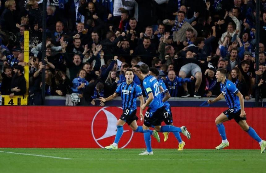 阿贾克斯客场击败对手，领跑积分榜的简单介绍