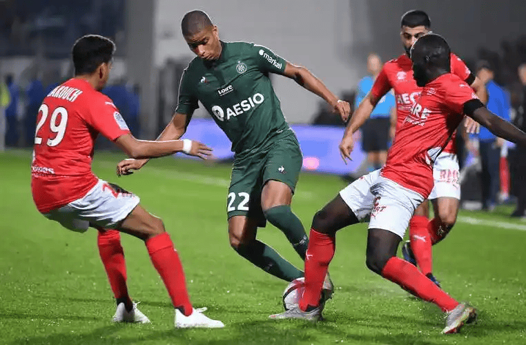 包含蒙彼利埃被兰斯淘汰，陷入保级泥潭的词条